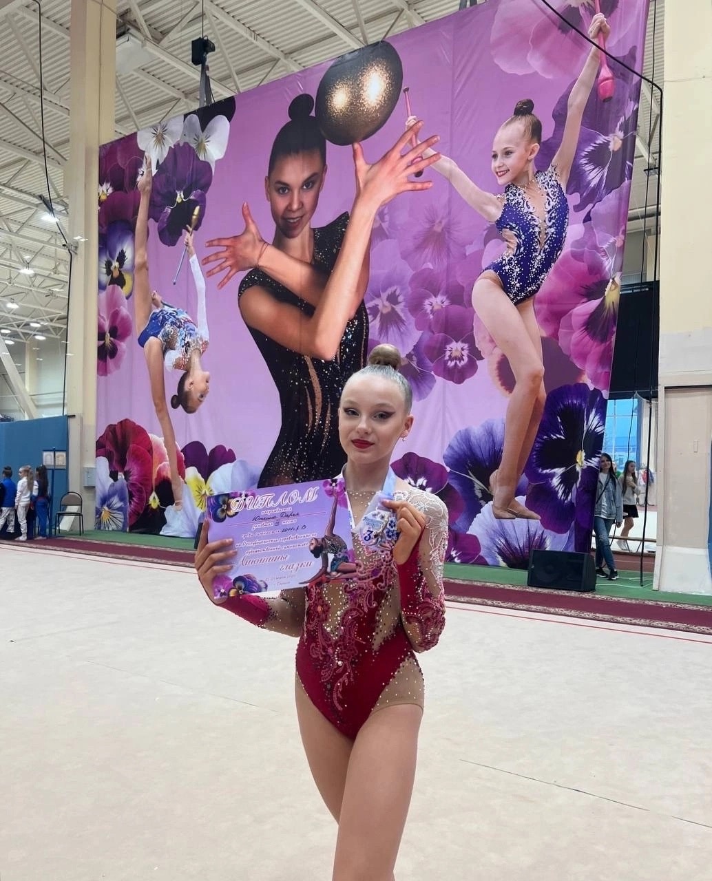 Поздравляем с яркой и достойной победой ученицу 6А класса Юткину Дарью, занявшую 3 место в Республиканских соревнованиях по художественной гимнастике «Анютины глазки».