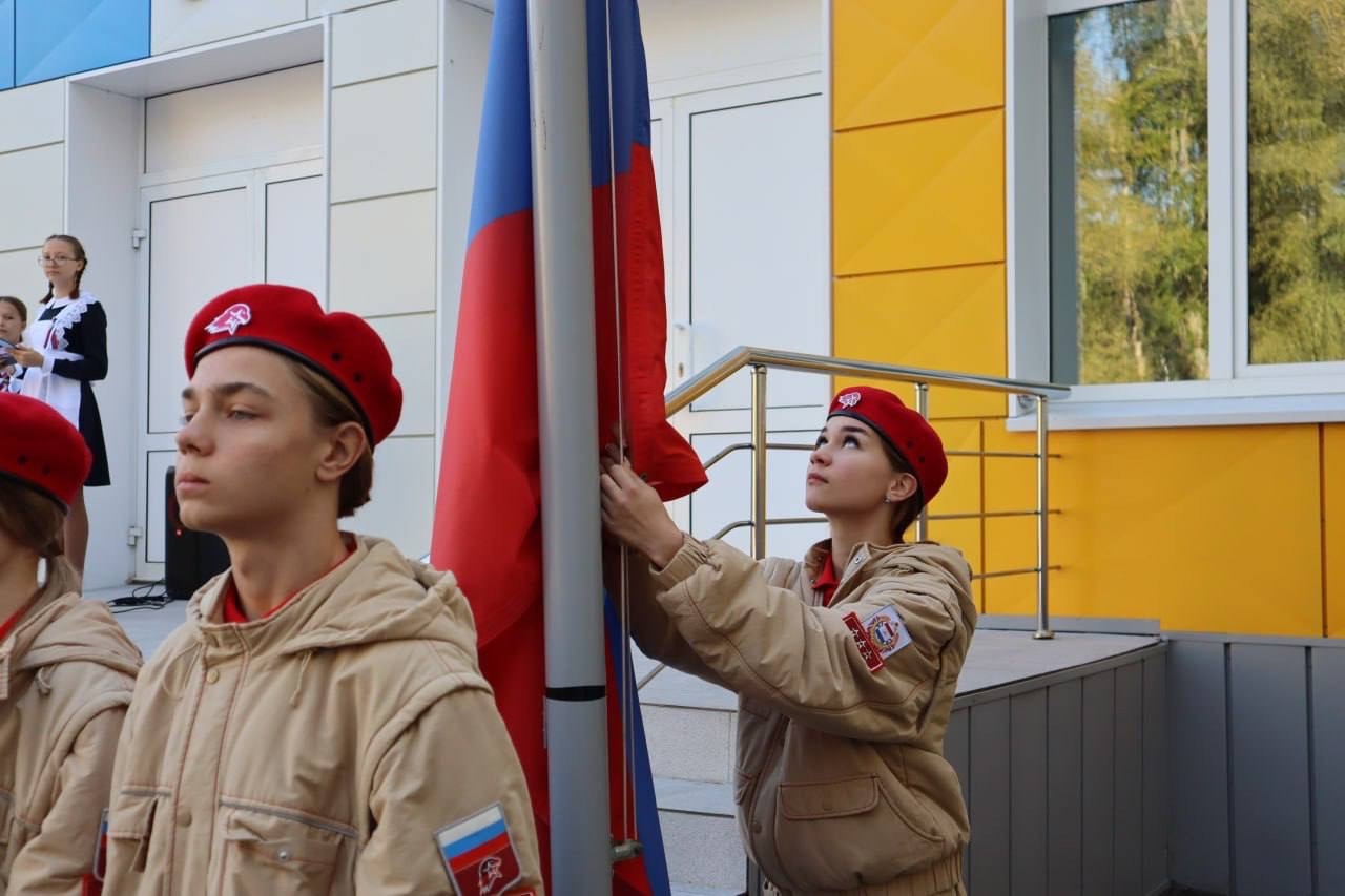 Новая учебная неделя по традиции началась с церемонии поднятия флага Российской Федерации и исполнения Государственного гимна РФ.