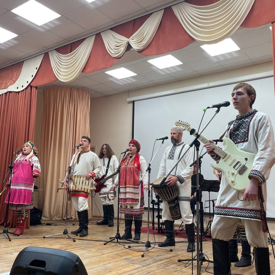 14 октября наша школа погрузилась в уникальное звуковое пространство. В гостях у учеников 8-11 классов побывал фольклорный ансамбль «Торама».