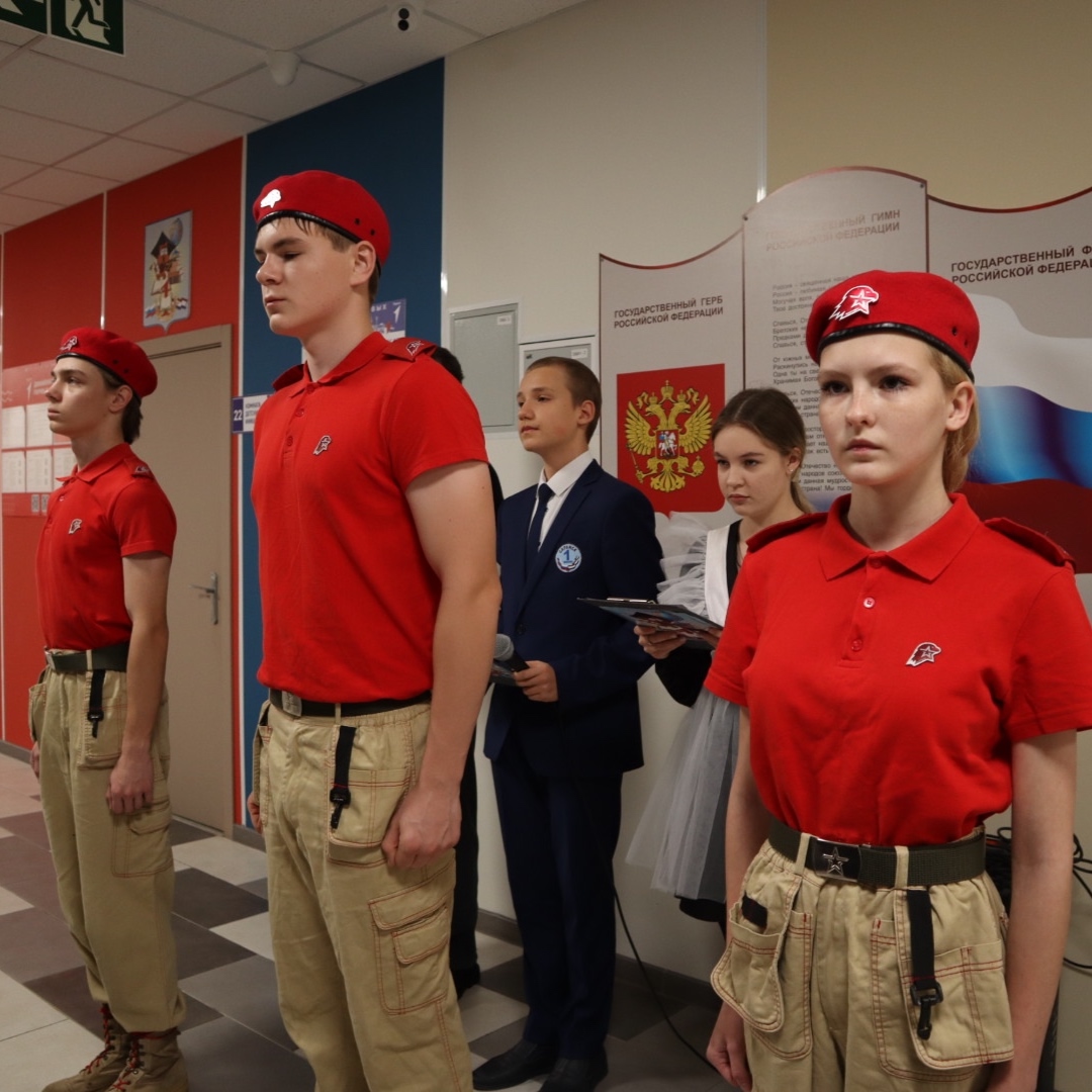 Новая учебная неделя по традиции началась с церемонии поднятия флага Российской Федерации и исполнения Государственного гимна РФ.
