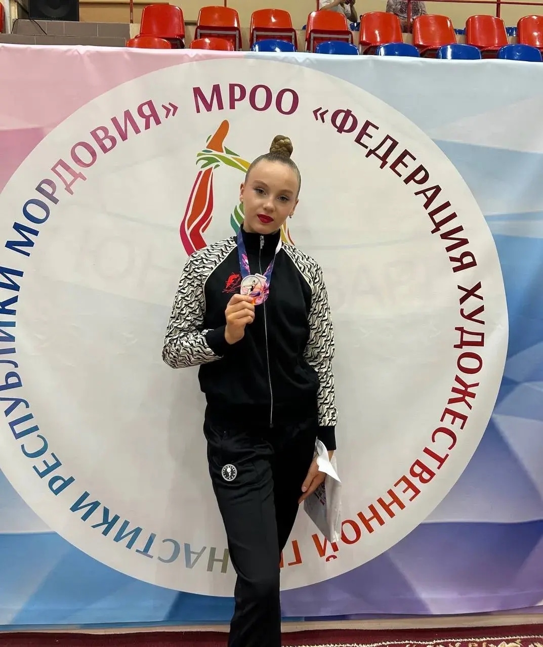 Республиканские соревнования по художественной гимнастике «Шумбрат, Молодость» были интересным событием для спортсменок и зрителей. И принесли победу нашей ученице 8А класса Юткиной Дарье!.