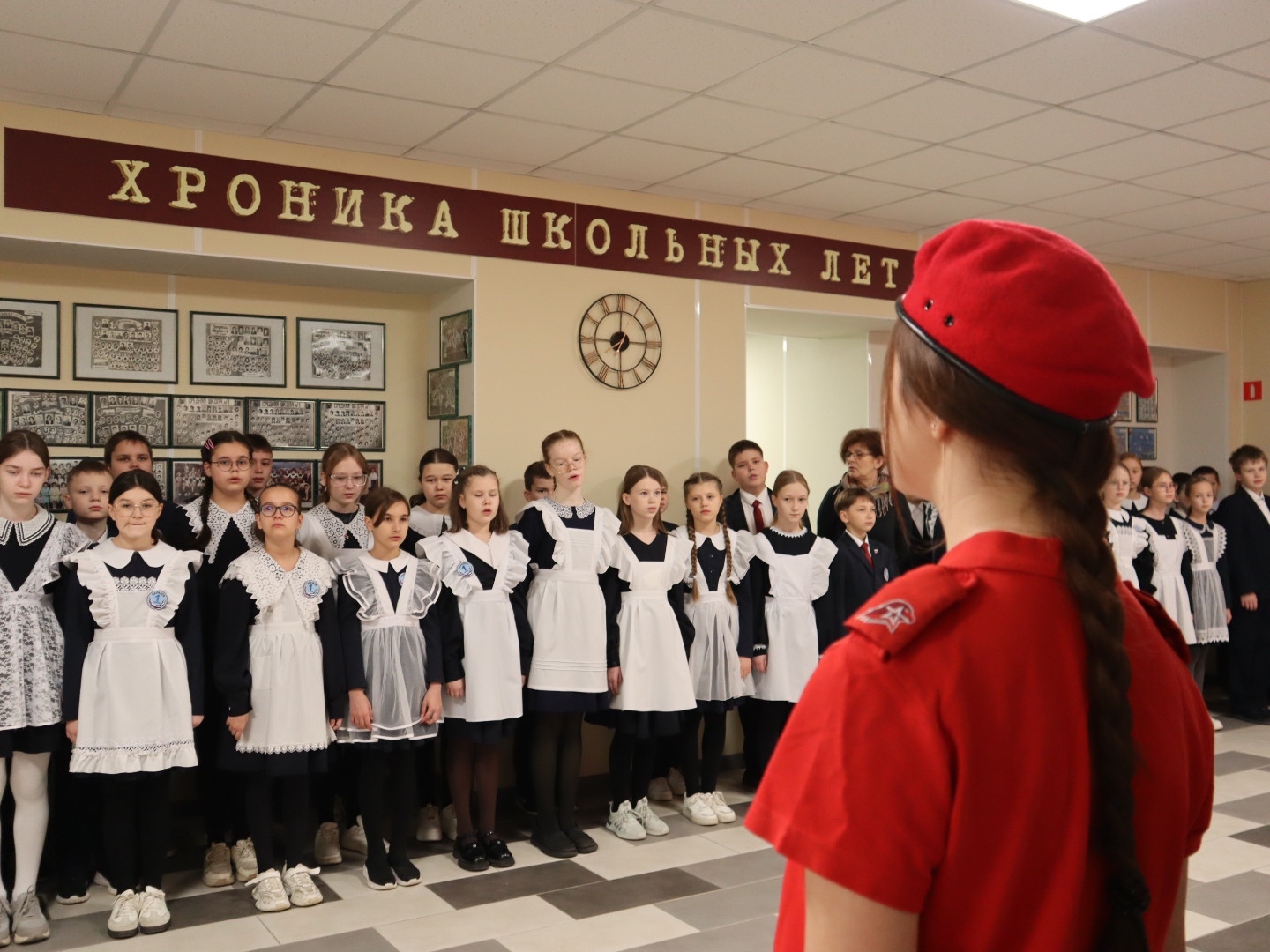 Новая учебная неделя по традиции началась с церемонии поднятия флага Российской Федерации и исполнения Государственного гимна РФ Новая учебная неделя по традиции началась с церемонии поднятия флага Российской Федерации и исполнения Государственного гимна РФ.
