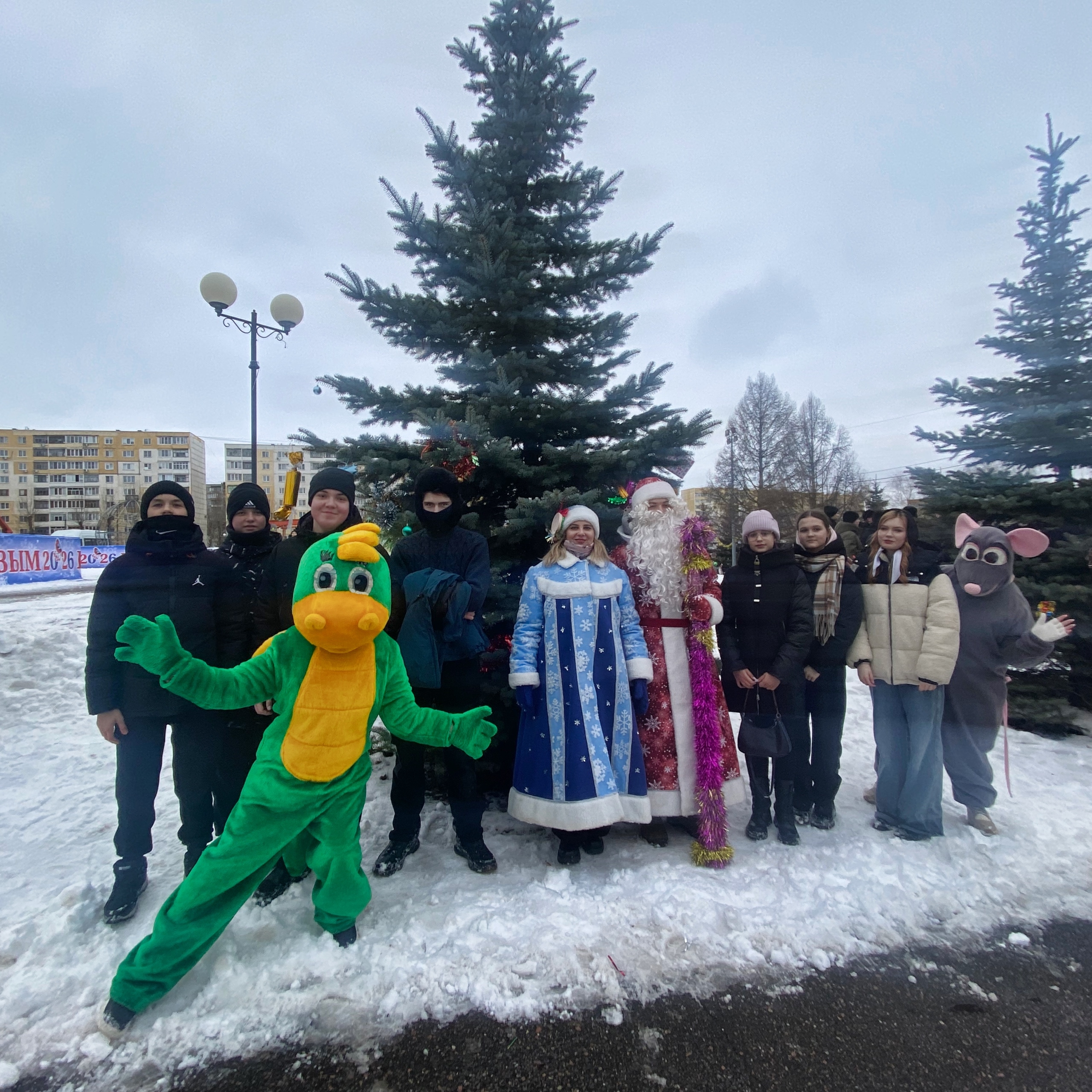 19 декабря ученики 8В класса приняли участие в традиционной городской акции «Наряди свою елочку».