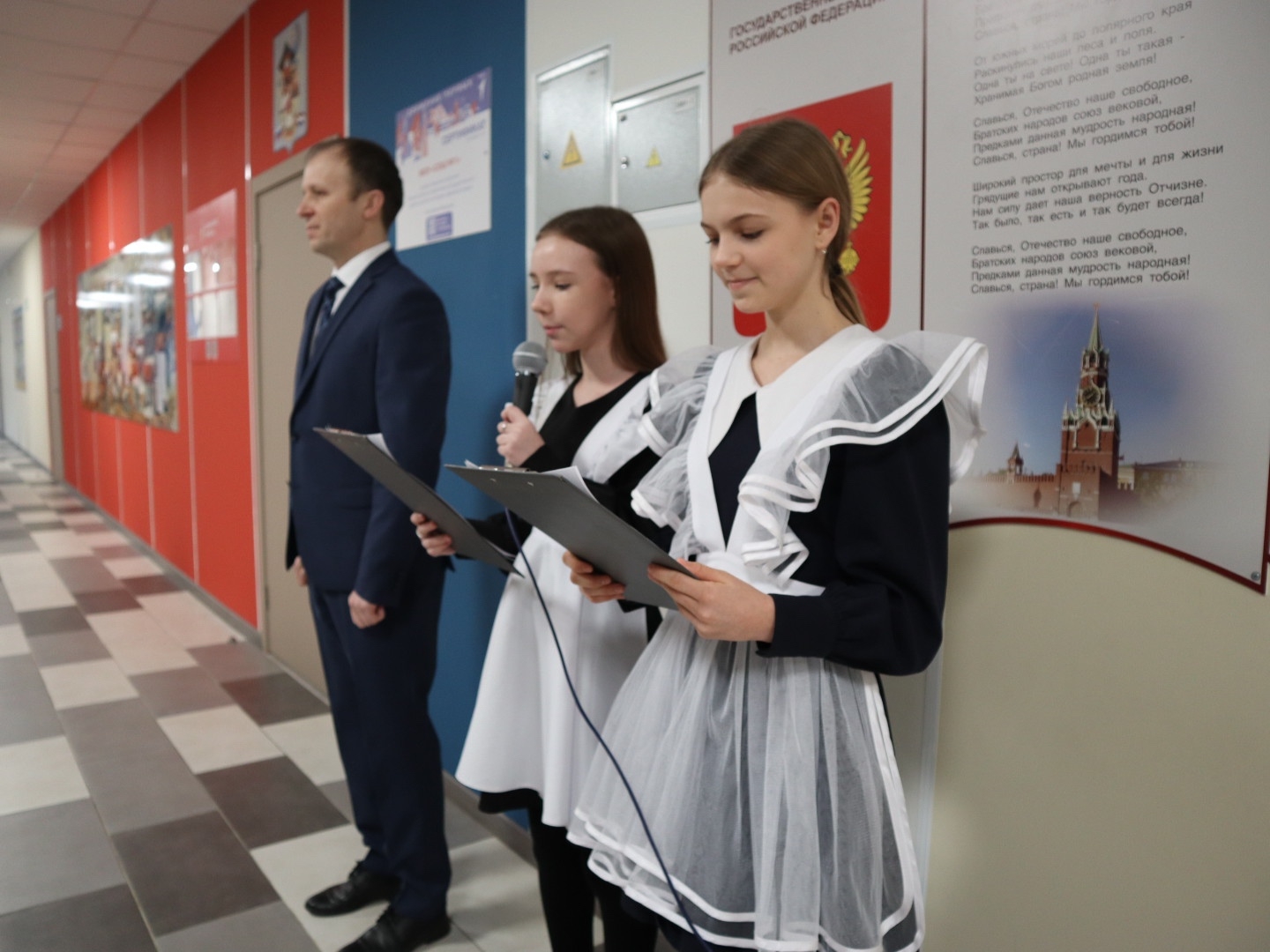 Новая учебная неделя по традиции началась с церемонии поднятия флага Российской Федерации и исполнения Государственного гимна РФ.