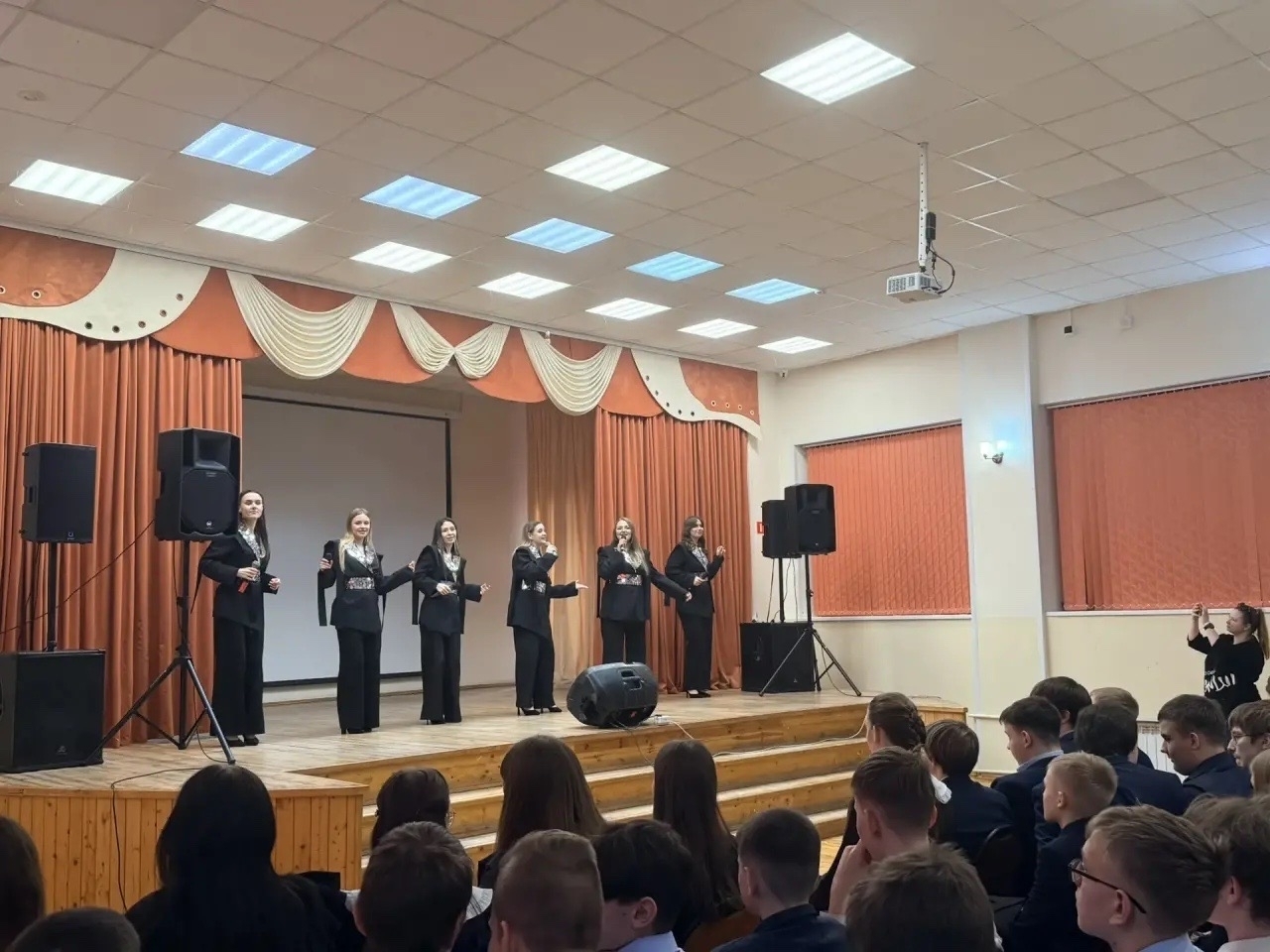В МОУ «Средняя школа №1» состоялось торжественное мероприятие — молодежный концерт «Молодежь — будущее России», организованный Дворцом Культуры «Луч».