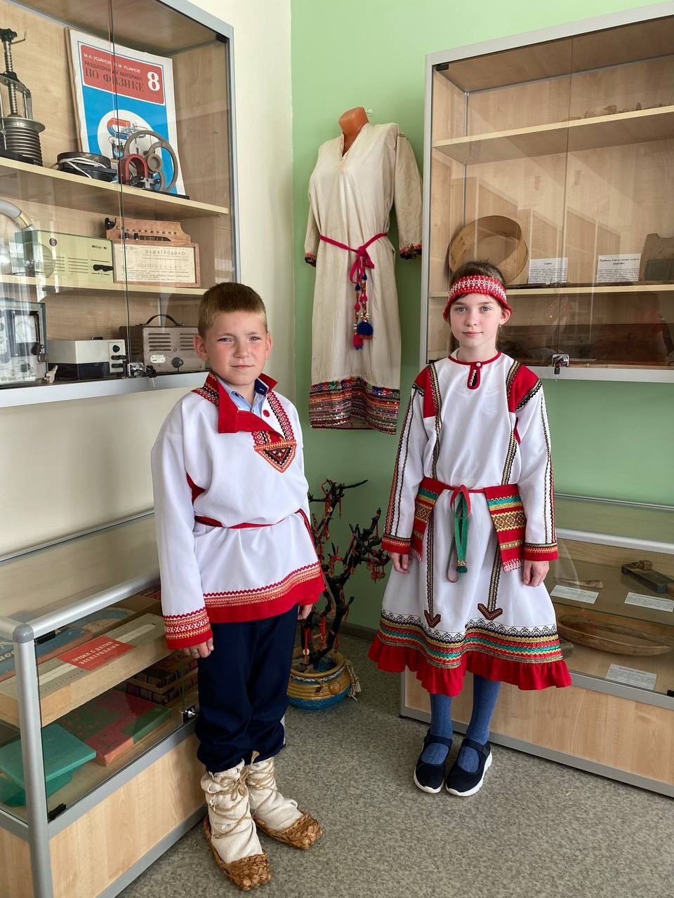 "Кому в семье ткать, а кому землю пахать" "Кому в семье ткать, а кому землю пахать".