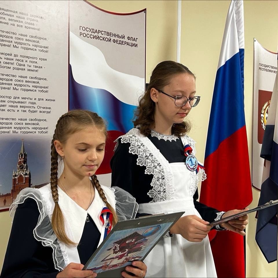 Новая учебная неделя по традиции началась с церемонии поднятия флага Российской Федерации и исполнения Государственного гимна РФ Новая учебная неделя по традиции началась с церемонии поднятия флага Российской Федерации и исполнения Государственного гимна РФ.