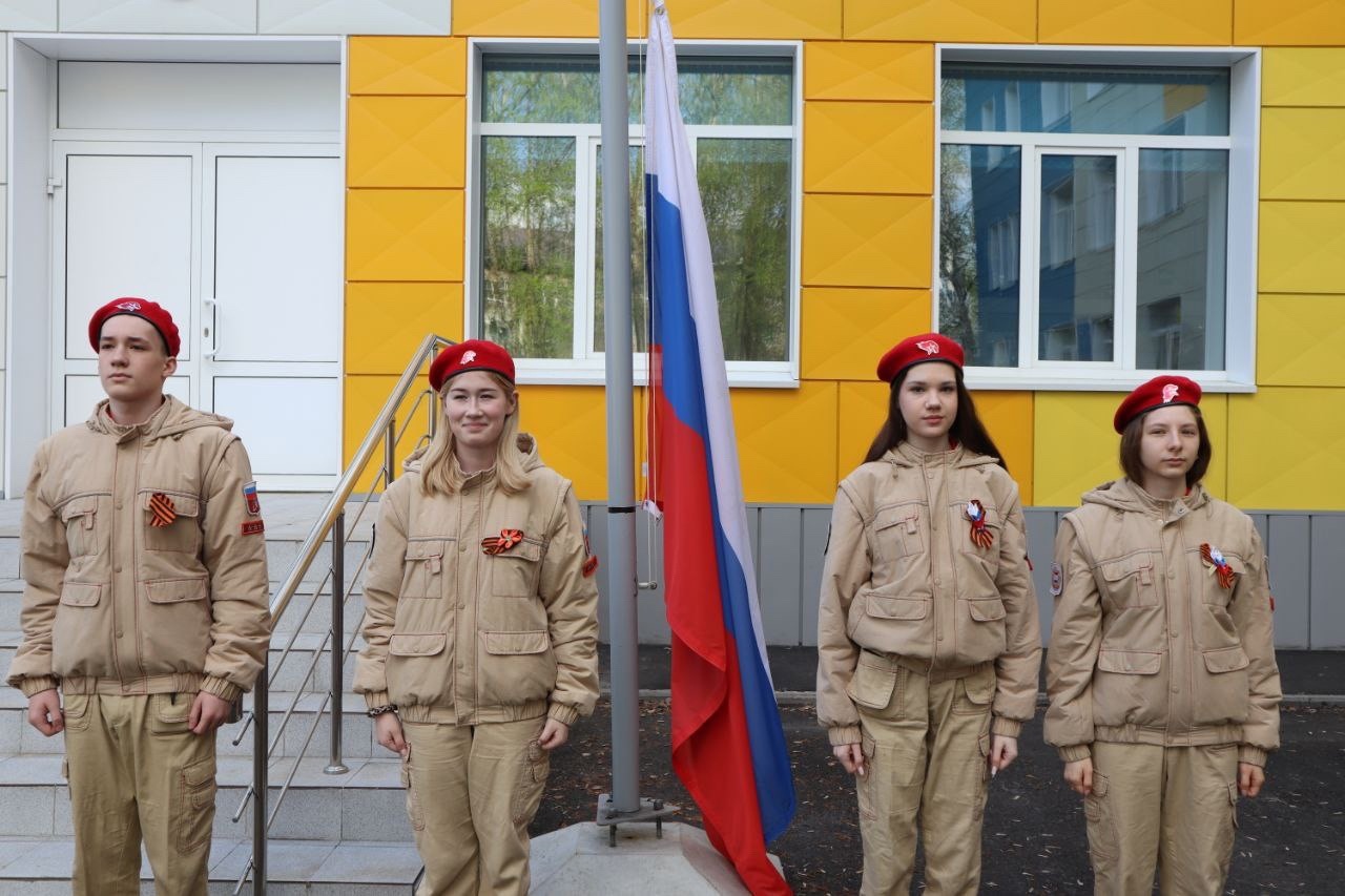 Новая учебная неделя началась с торжественной линейки и поднятия флага Российской Федерации.