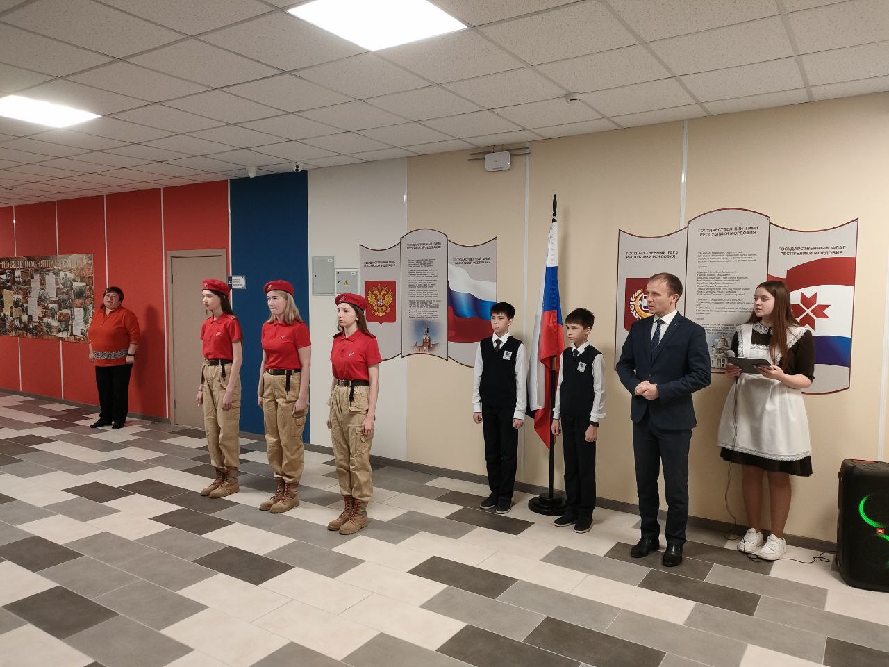11 декабря 2023 года классными руководителями проведено традиционное еженедельное занятие курса внеурочной деятельности «Разговоры о важном» на тему «Главный закон страны», а также прошла церемония поднятия флага Российской Федерации.