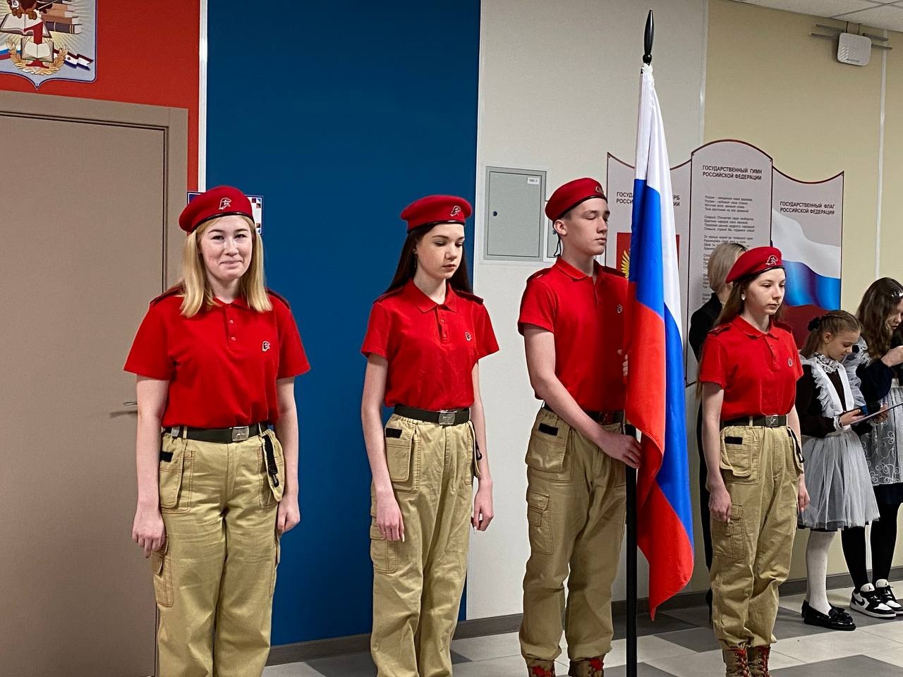 Каждая новая учебная неделя начинается в нашей школе с торжественной линейки в честь церемонии установки флага Российской Федерации Каждая новая учебная неделя начинается в нашей школе с торжественной линейки в честь церемонии установки флага Российской Федерации.