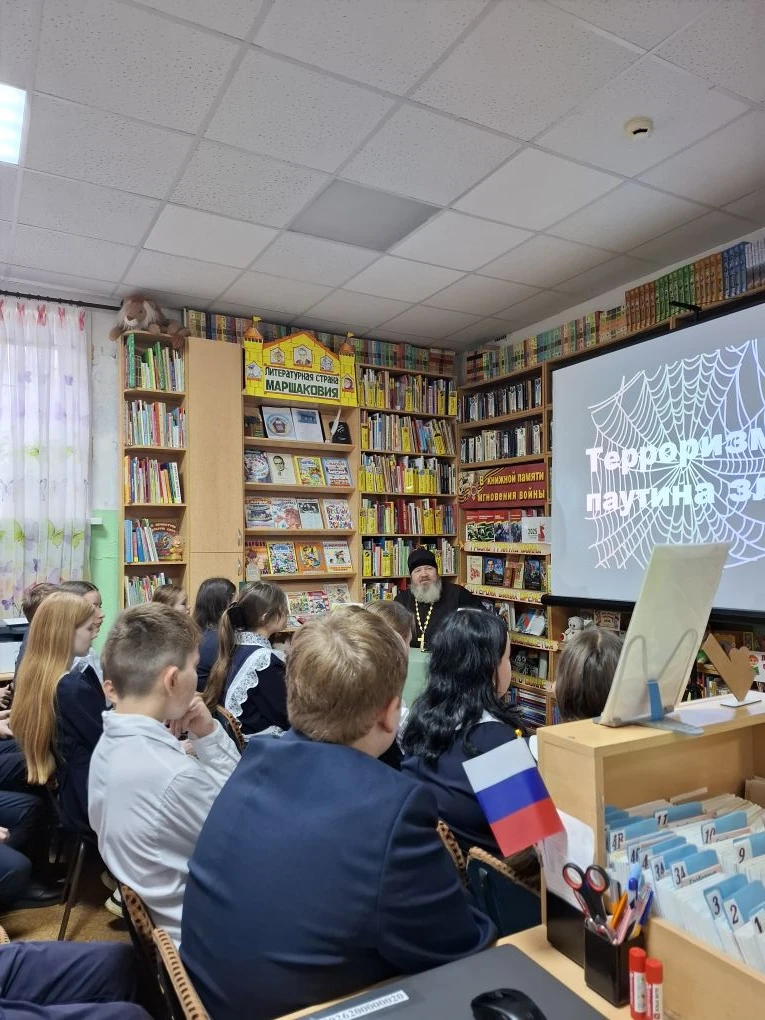 20 октября в библиотеке №5 им. С.Я. Маршака состоялся библиодиалог «Терроризм. В паутине зла». Его участниками стали учащиеся 7А класса.