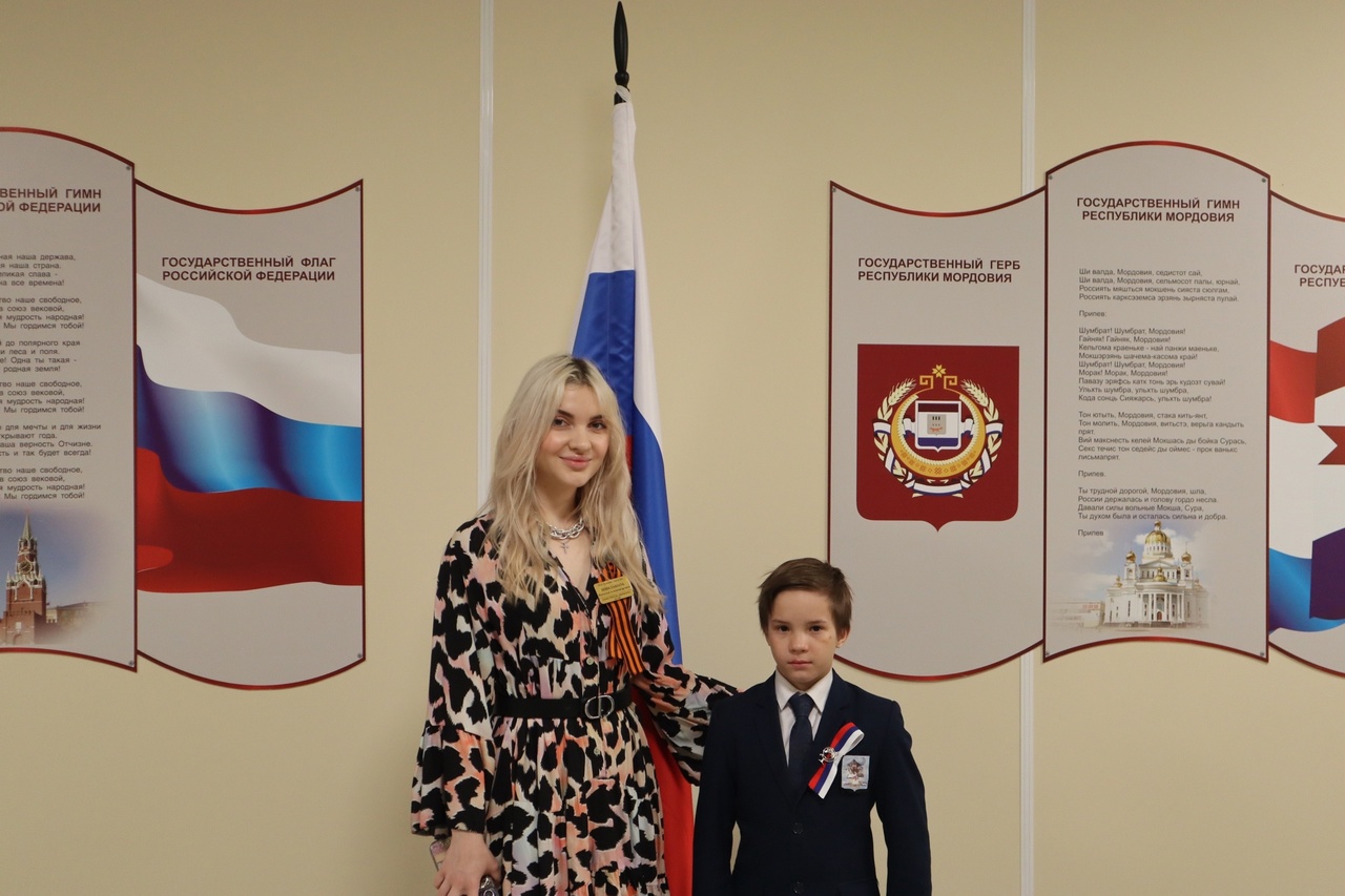 Новая учебная неделя началась с торжественной линейки и поднятия флага Российской Федерации Новая учебная неделя началась с торжественной линейки и поднятия флага Российской Федерации.