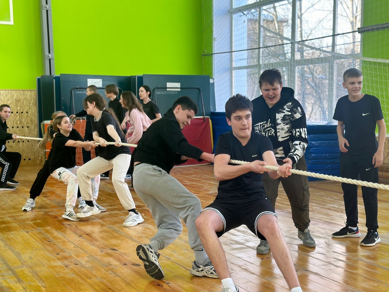 21 февраля в спортивном зале нашей школы прошла военно-патриотическая игра «Время наших», где самые смелые юноши и девушки 8-11 классов соревновались в ловкости, смекалке, меткости, силе и уме 21 февраля в спортивном зале нашей школы прошла военно-патриотическая игра «Время наших», где самые смелые юноши и девушки 8-11 классов соревновались в ловкости, смекалке, меткости, силе и уме.